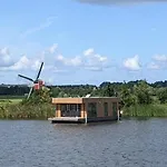 Houseboat 