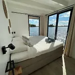 Houseboat 