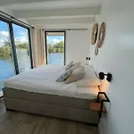 Houseboat 