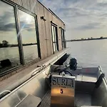 Houseboat 