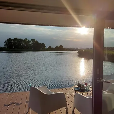 Houseboat 