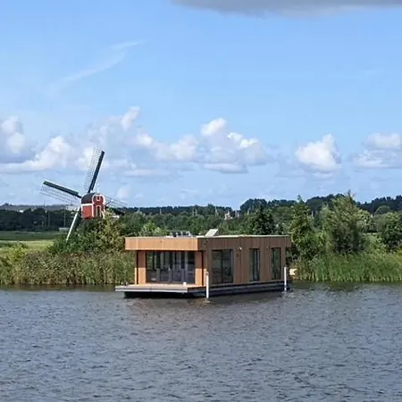 Houseboat 