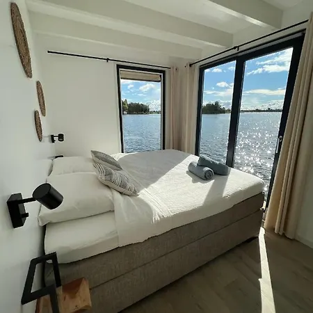 Houseboat 