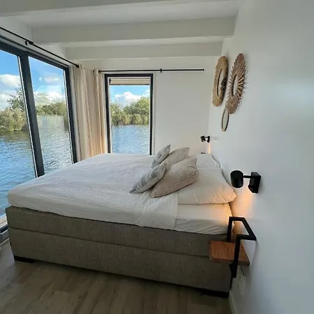 Houseboat 