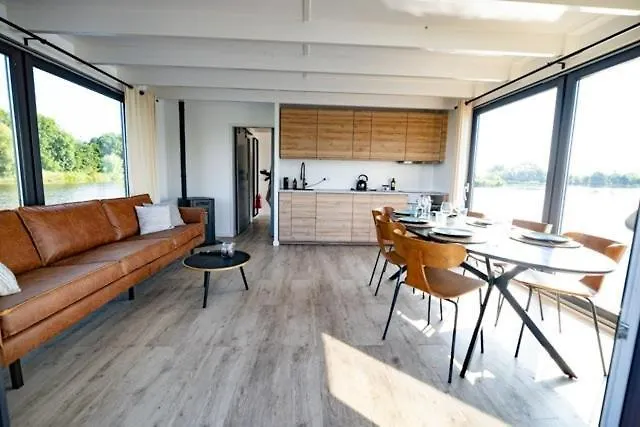 Botel Surla Houseboat 