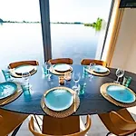 Houseboat 